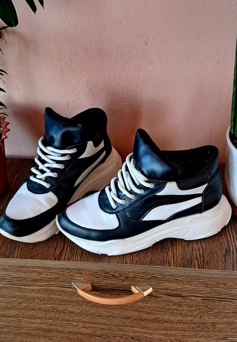 Кросівки  жіночі