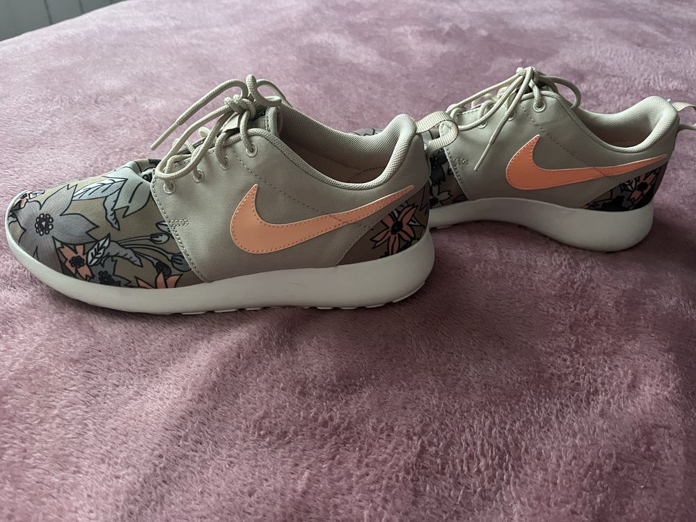 Nike Roshe One Printed Sneakers