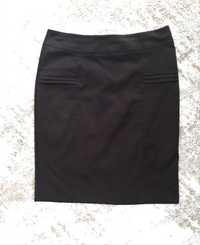 Czarna krótka spódnica o prostym kroju r42