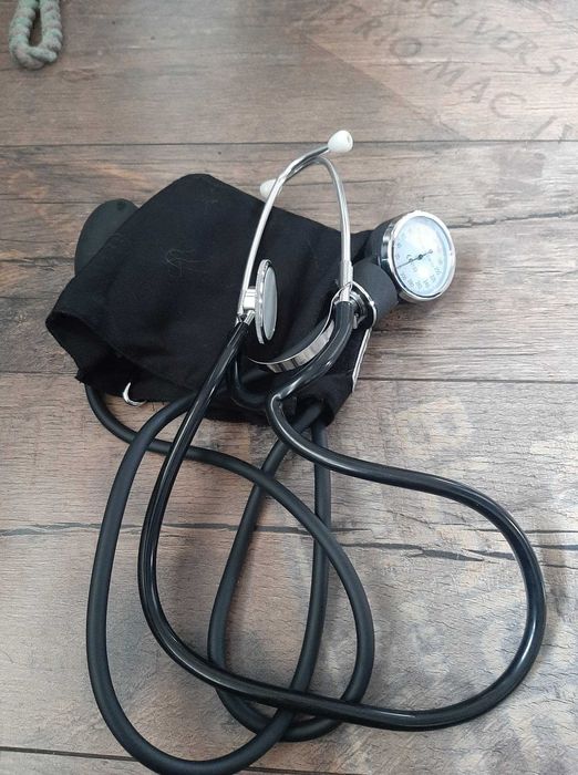 Ciśnieniomierz manualny  ze  stetoskopem i etui