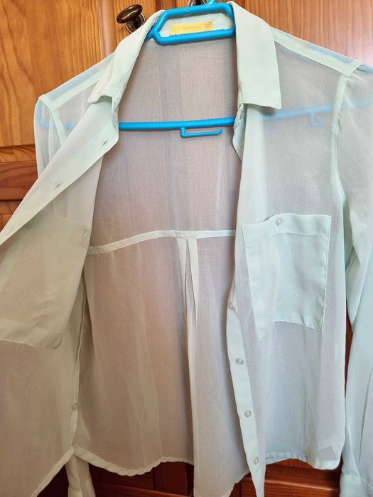 Camisa verde menta com transparência Bershka, tamanho XS