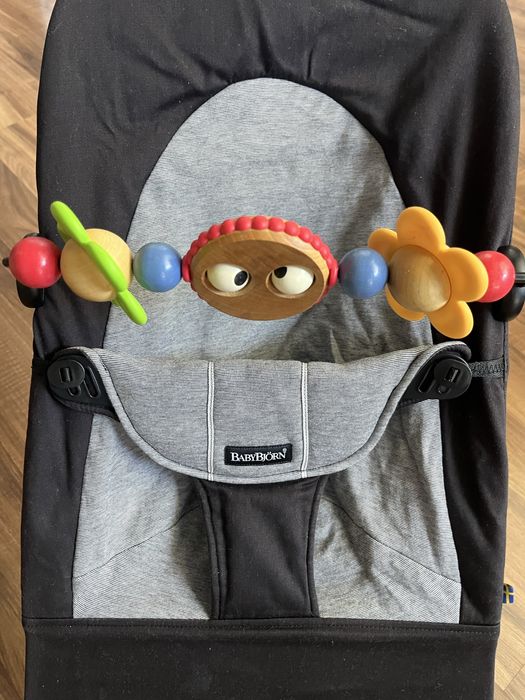 Espreguiçadeira de bébé Babybjorn + brinquedo