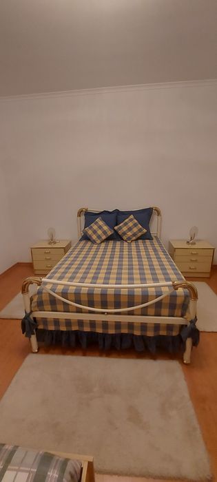 Cama ferro branca e dourada