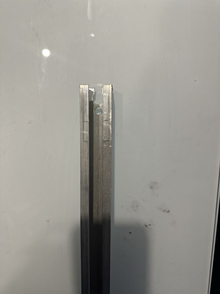 Porta de correr com puxador, placa lateral e sistema correr chão livre