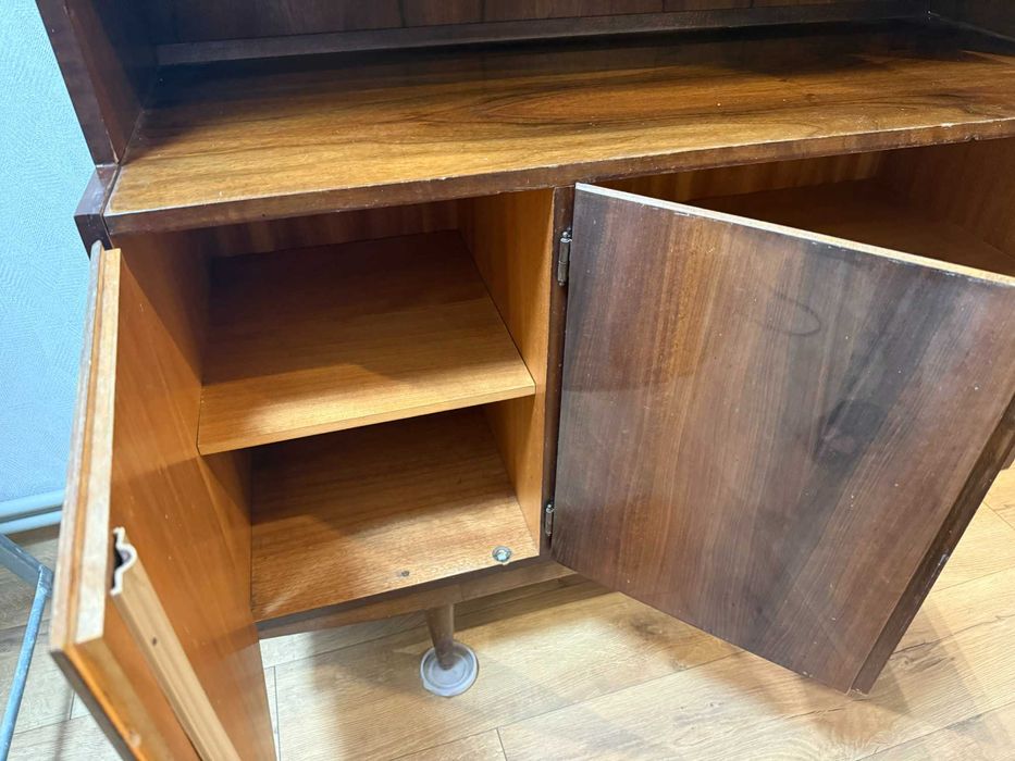 Книжный шкаф низкий весна натуральное дерево 1972 г венгрия будапешт