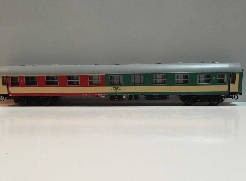 Wagon osobowy 1/2 kl. Robo 233331 PKP H0 z oświetleniem