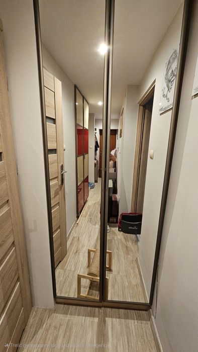 Szafa z lustrem z relingami