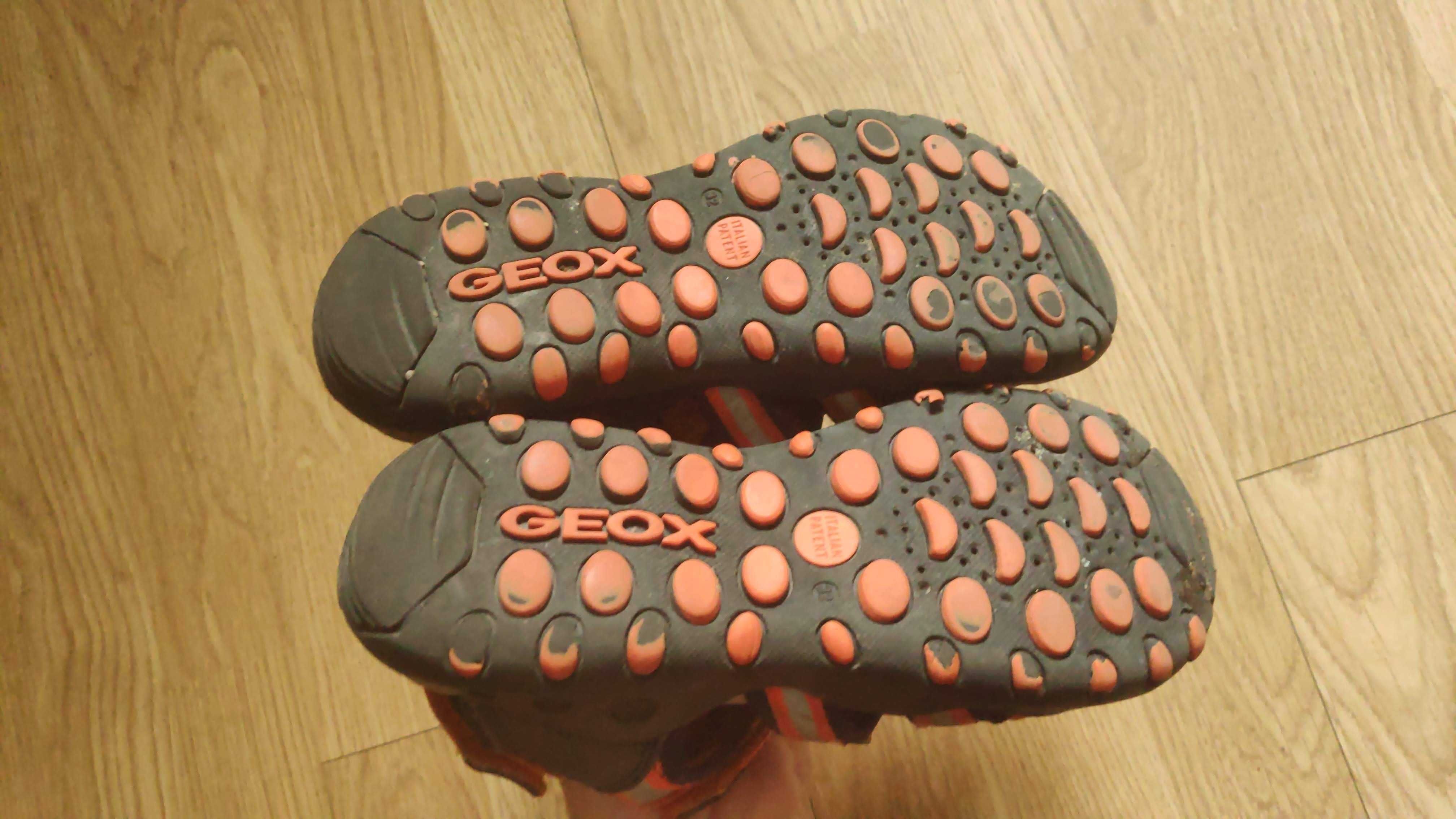 Sandały Geox z zakrytymi palcami, rozmiar 32