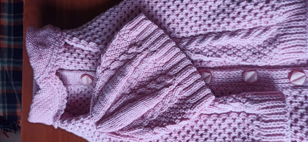 Вязаное пальто с шапочкой для девочки.