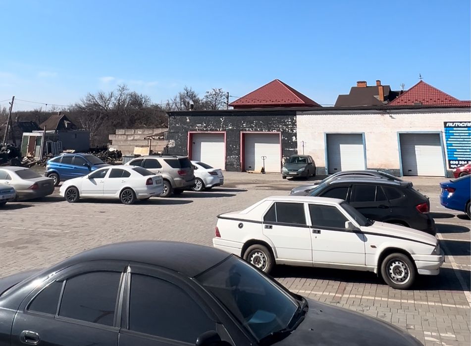 Продам автостоянку с боксам в центре города