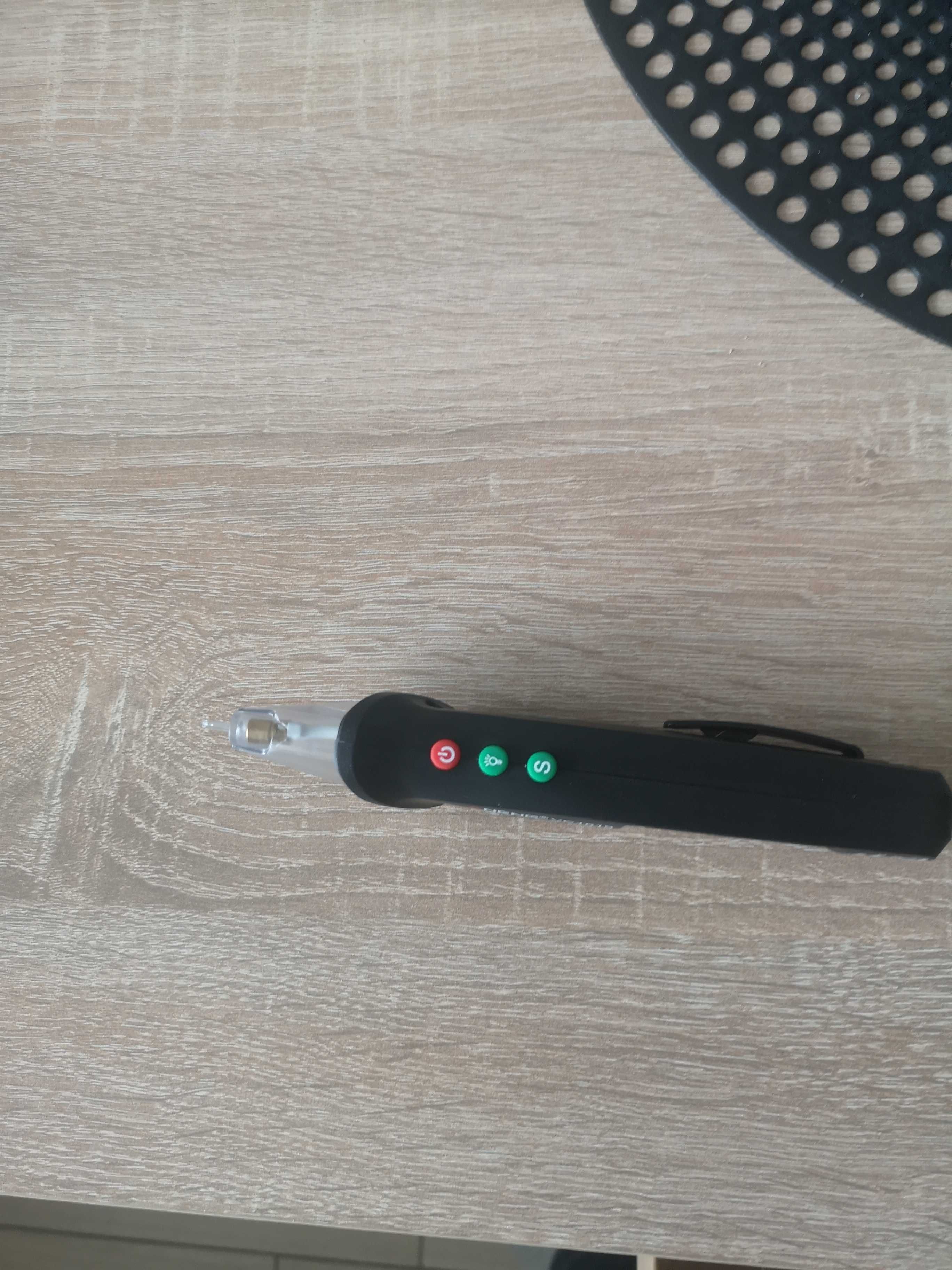 Tester napięcia z  wbudowaną latarką