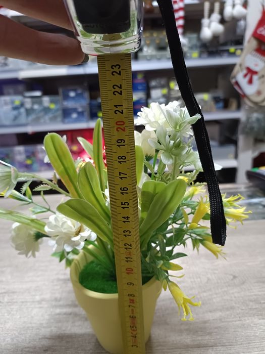 Sztuczna chryzantema w kolorowej doniczce