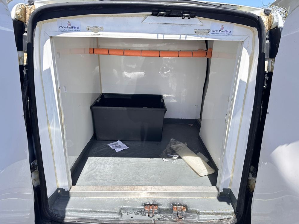 Fiat doblo fibrada com ac a trabalhar