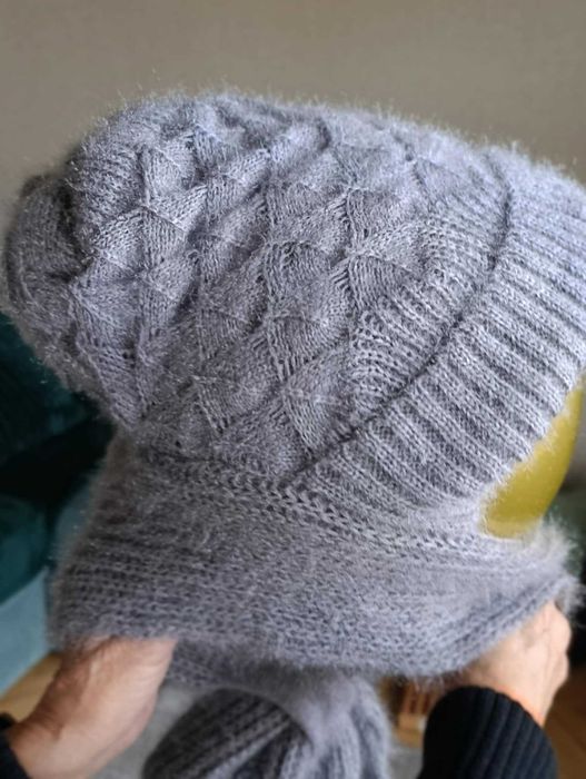 Czapka damska z  doszytym szalikiem