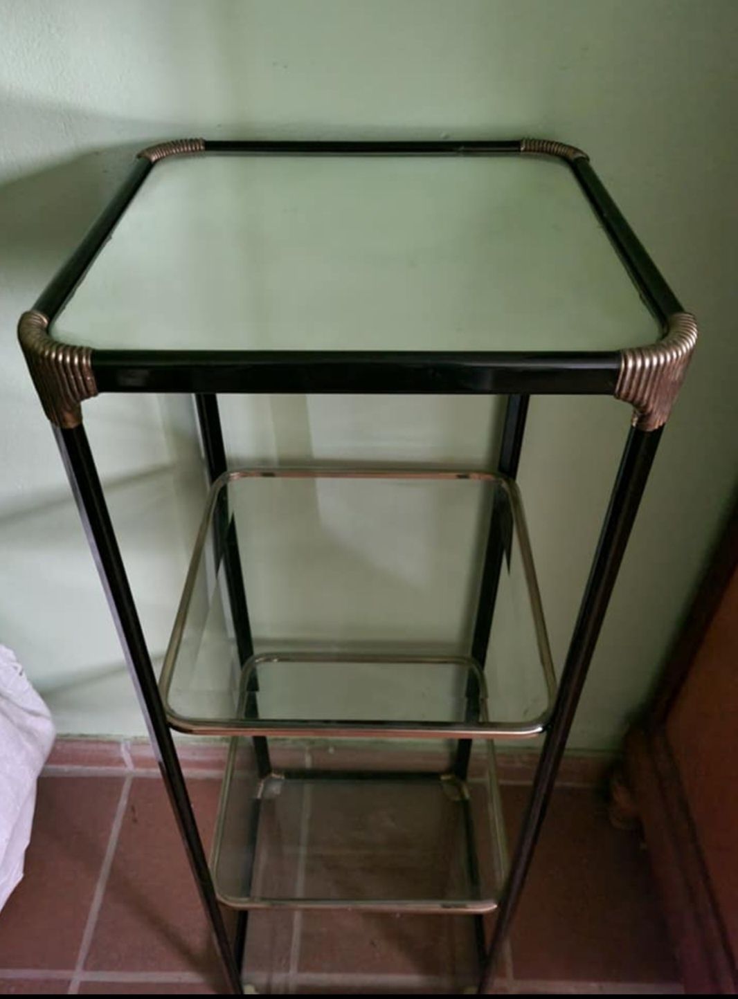 Estante de ferro com prateleiras em vidro