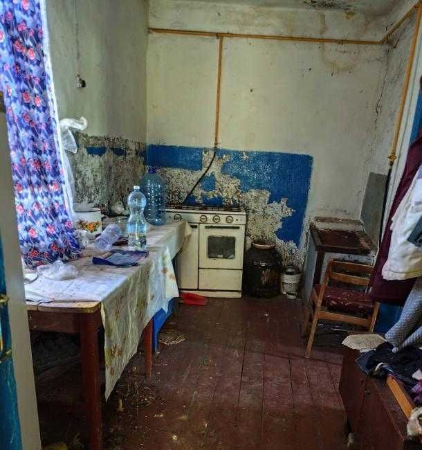 Продам цегляну окрему половину будинку в Золочеві під ваш ремонт.