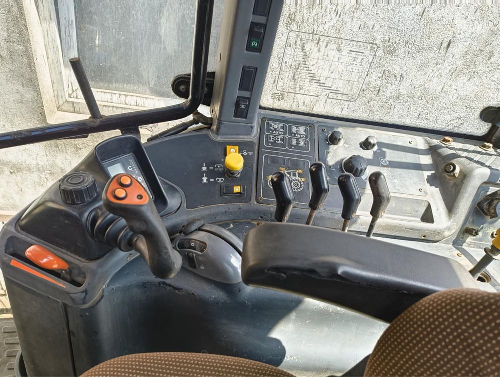 New Holland TM 165