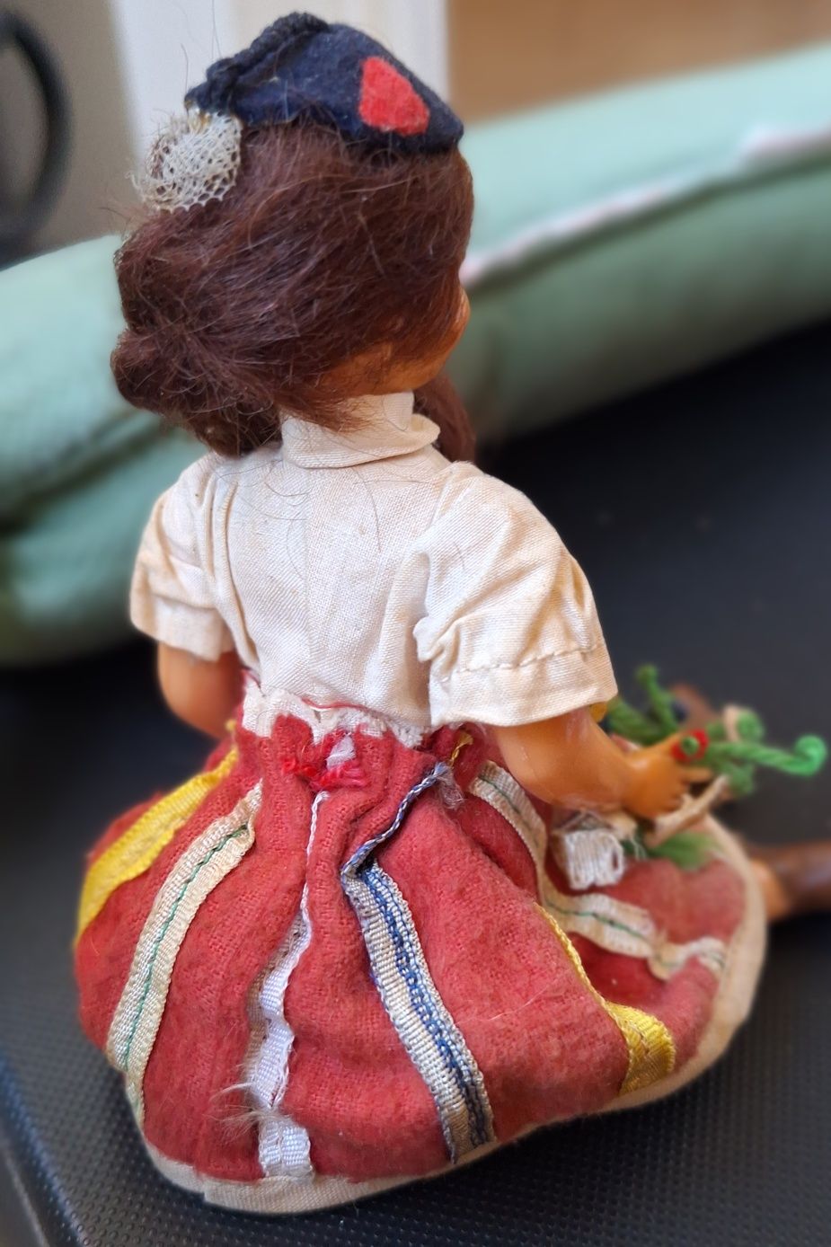 Boneca antiga anos 40  traje típico da ilha da Madeira carapuça flores