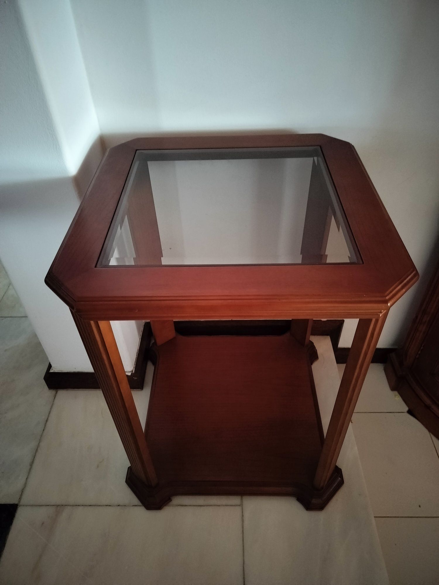 Mesa auxiliar em madeira e vidro