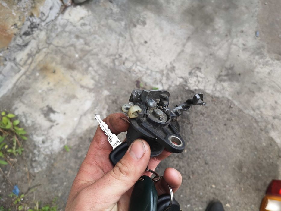 Замок Audi 100 C3 80 90 B2 задний с центральным замком багажника