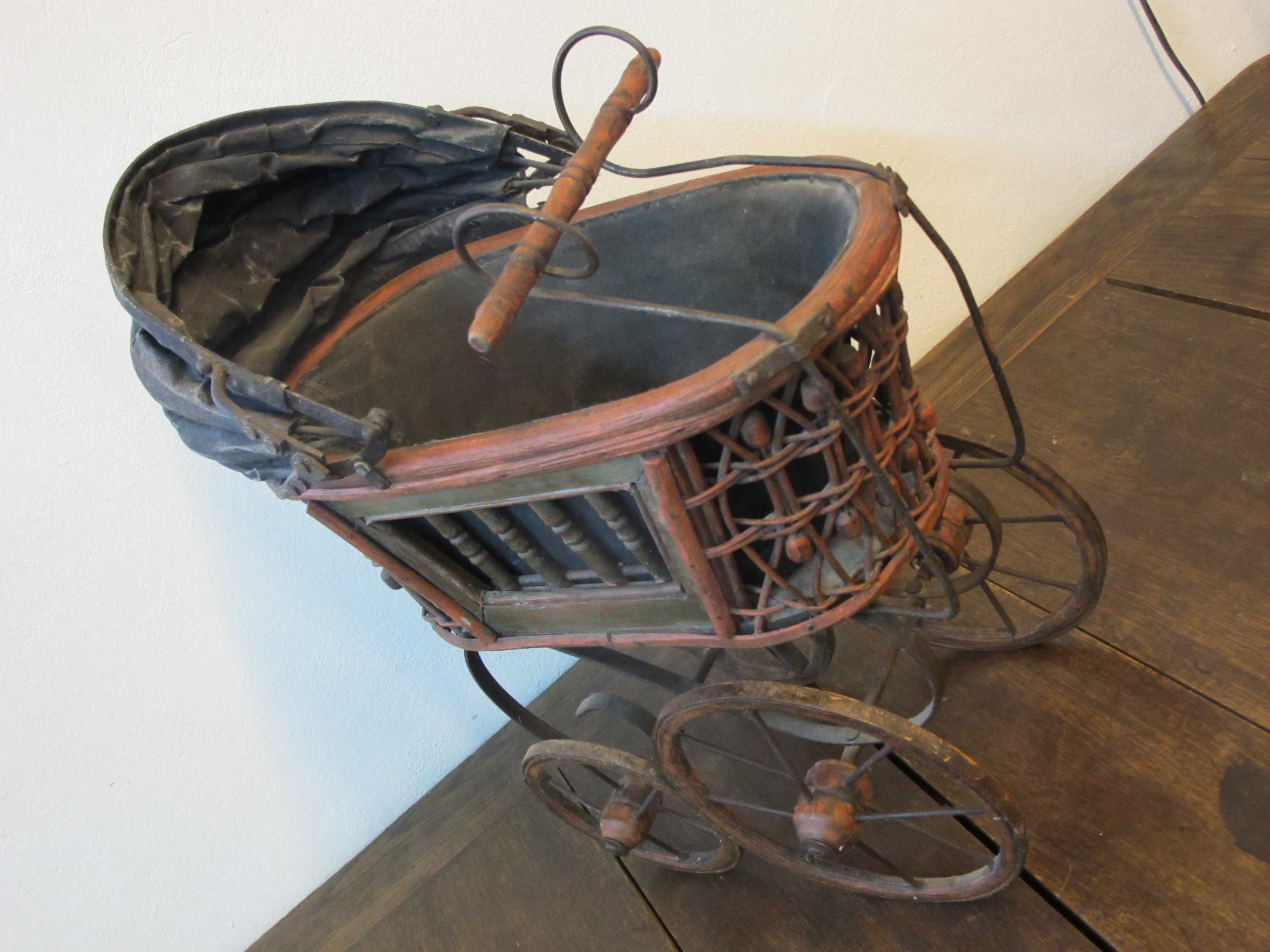 Stary zabytkowy wózek dla lalek, drewniana konstrukcja i koła ozdoba