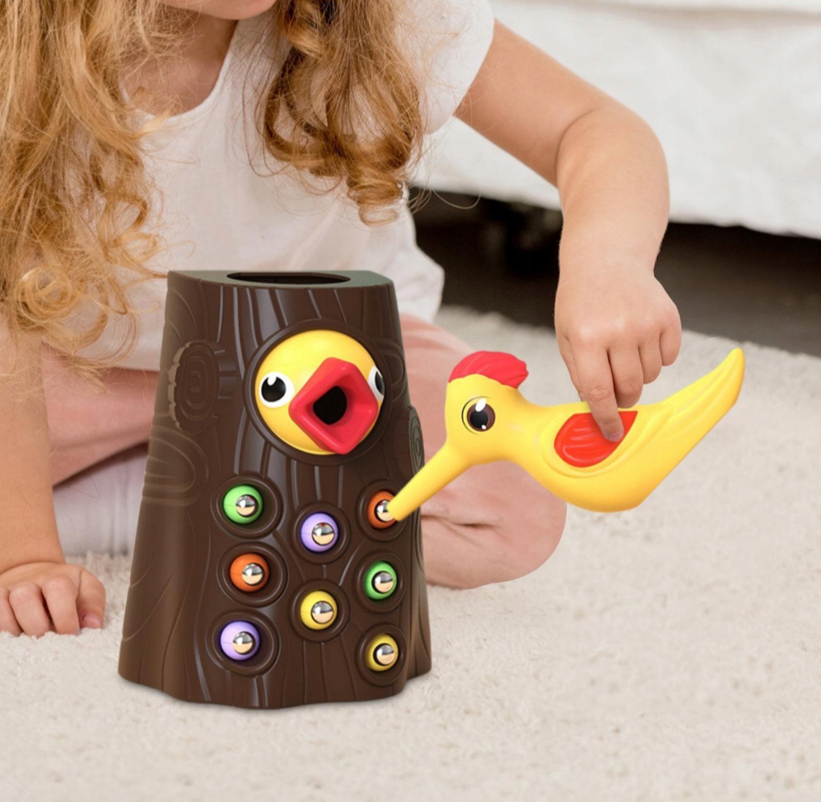 Dzięcioł łapiący robaki karmiący Montessori