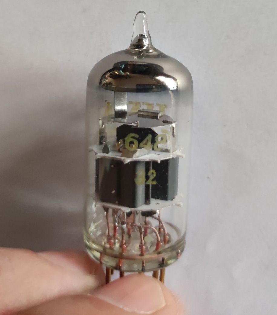 Lampa elektronowa E88CC Tesla gold