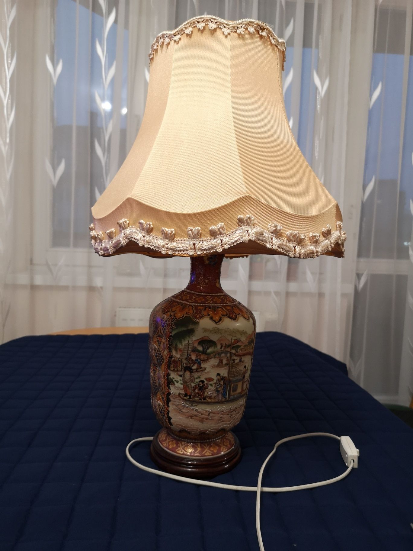Lampa ozdobna z chińskim malunkiem Życie nad Yangcy