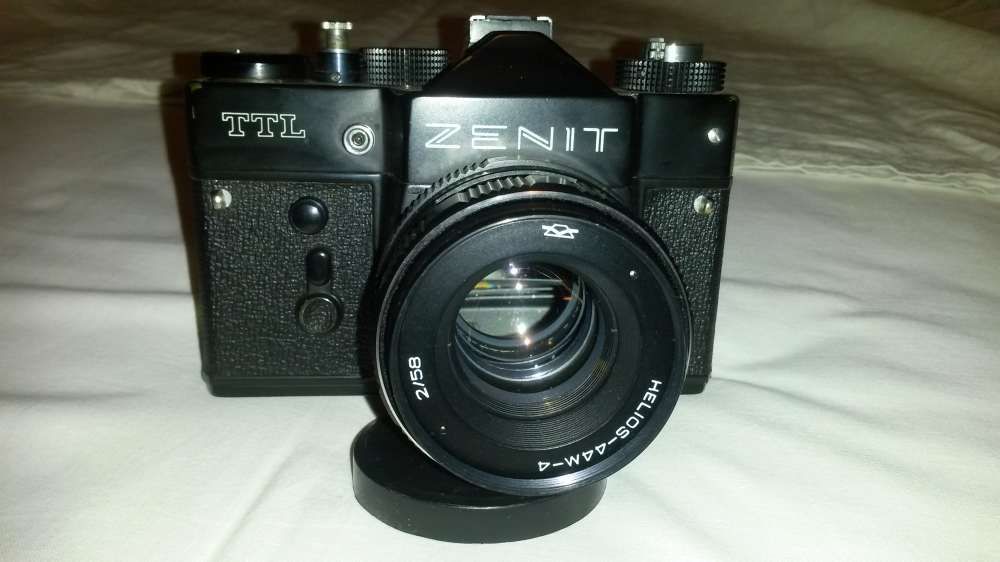 2 aparaty fotograficzne, lustrzanki Zenit z wyposażeniem
