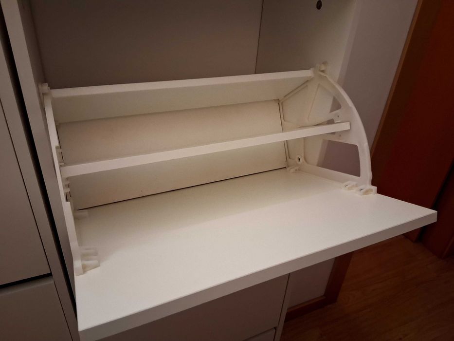 3 sapateiras Bissa ( IKEA ) Três compartimentos.