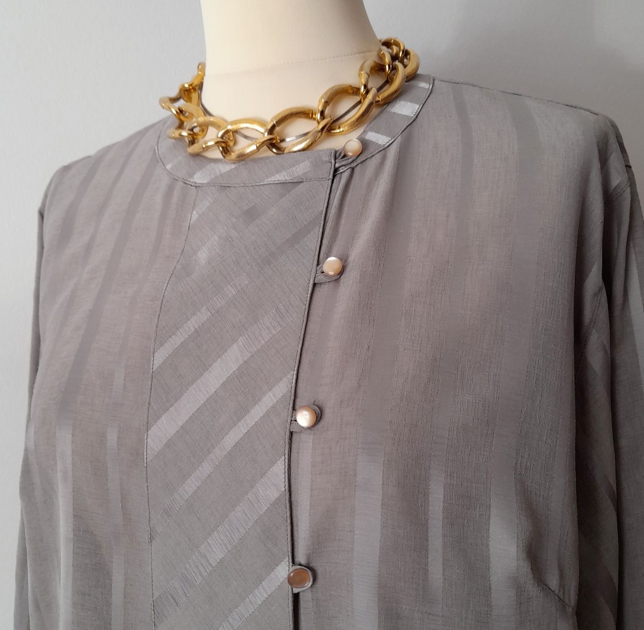 Blusa Vintage 80s, cinza, com riscas acetinadas.  Tamanho L