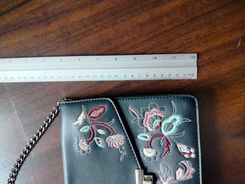 Torebka na łańcuchy mała czarna ramię listonoszka elegancka haftowana