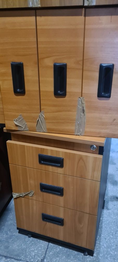 Kontenerek pod biurko przybornik mobilny