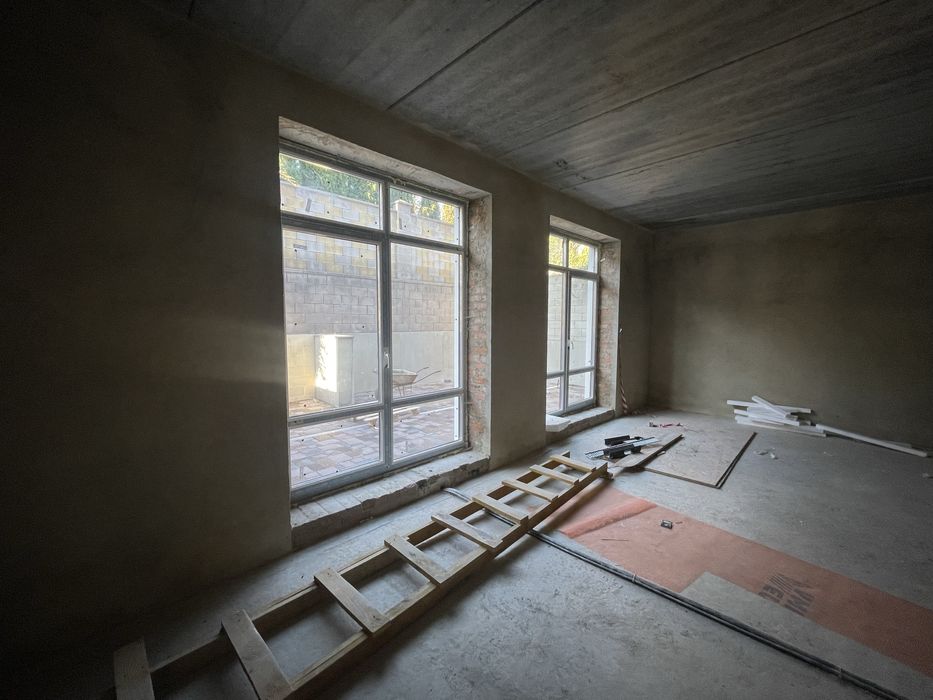 Котедж з гаражем навпроти Спектруму