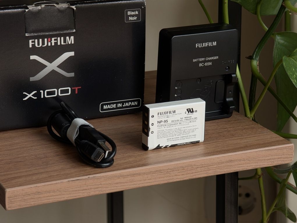 Câmara Fujifilm X100T na caixa original, com acessórios