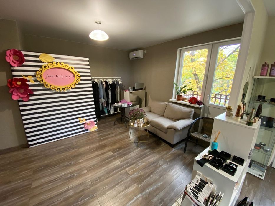 Продажа фасадного помещения в центре