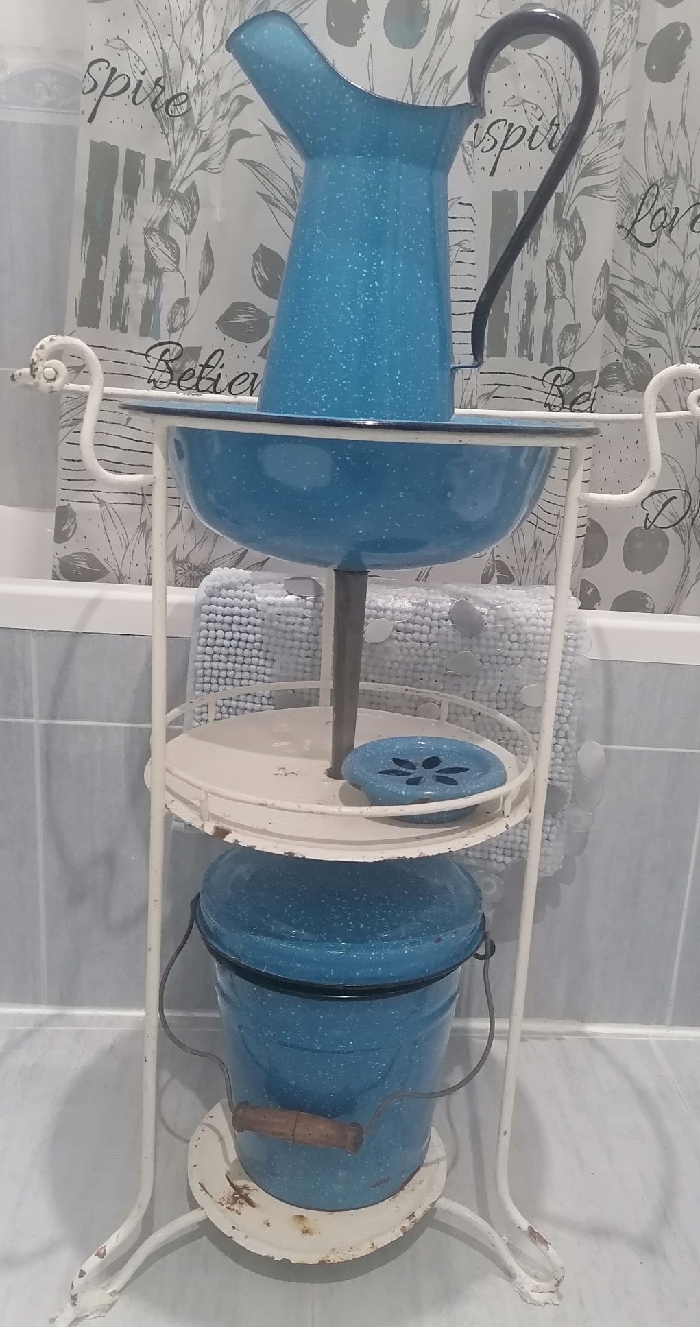 Lavatório antigo e usado.