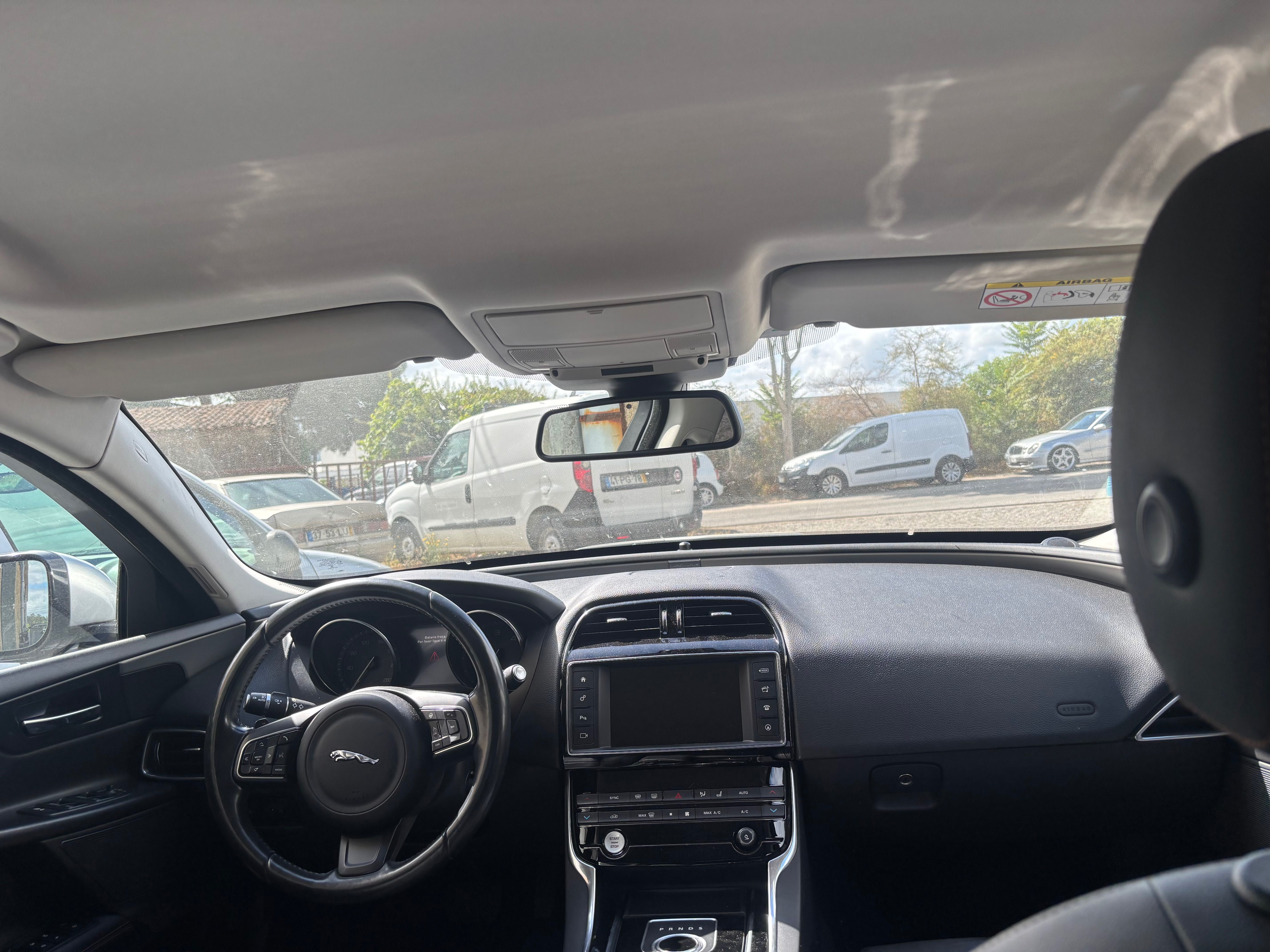 Jaguar XE motor avariado