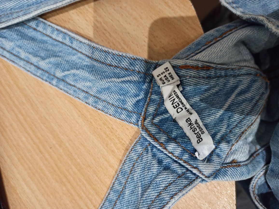 Luźne jeansowe ogrodniczki Bershka S