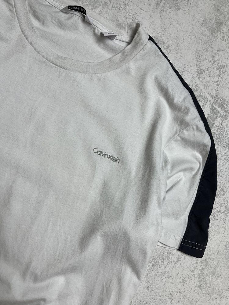 Calvin klein — біла футболка з чорними лампасами та вишивкою