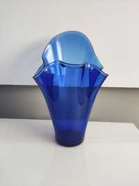 Niebieski wazon, wazon szklany, szkło niebieskie