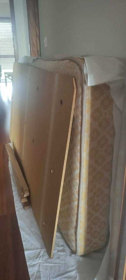 Cama de solteiro vintage com colchão e estrado