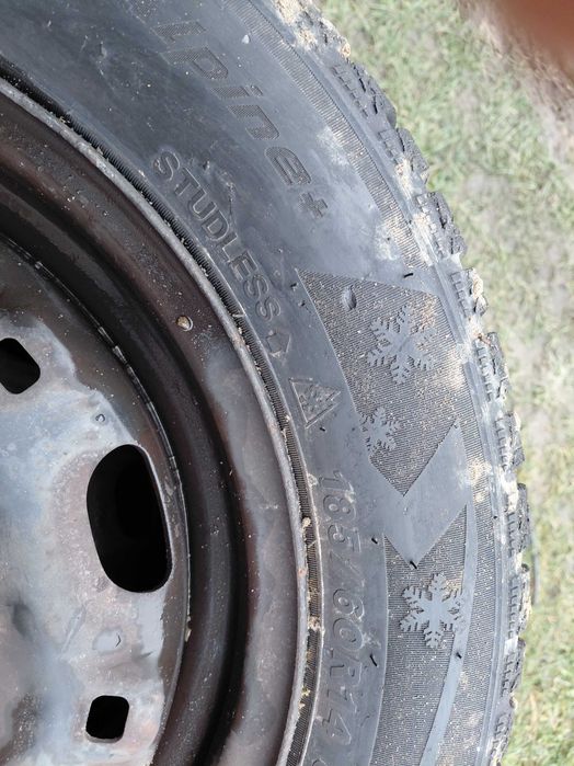 Opony zimowe 185/60/14 zeszłoroczne, bieżnik 8mm, felgi gratis