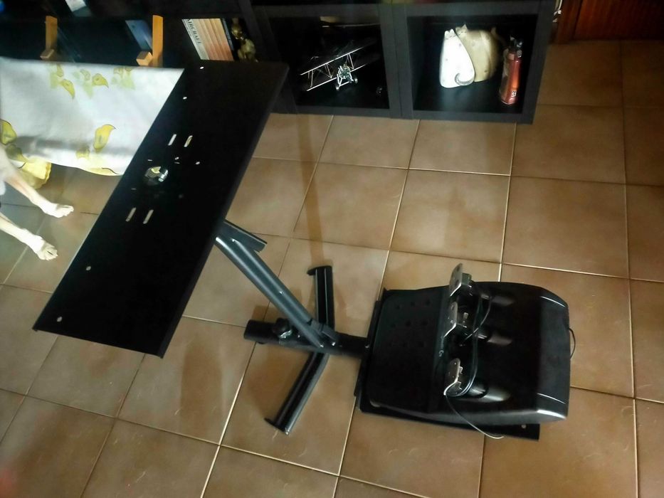 Suporte (Novo) e volante+pedais (usado) Logithec simulador corridas