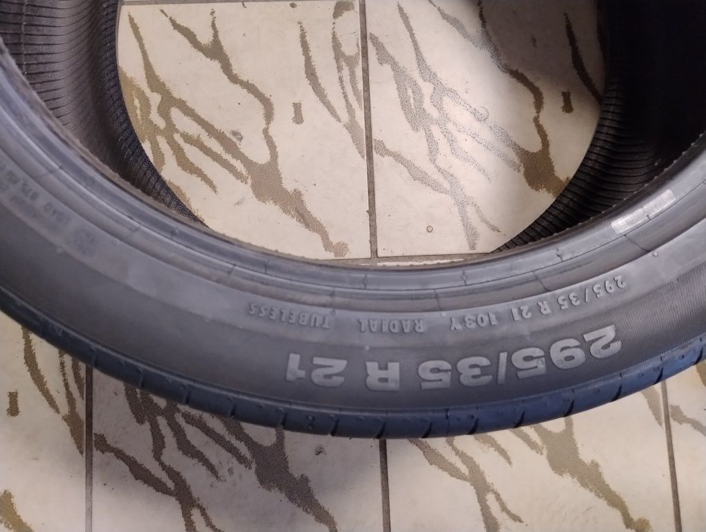 Continental 295/35R21 lato
