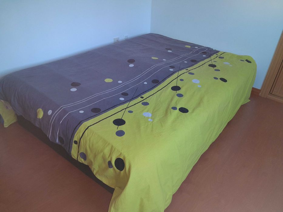 Sofá  cama com espaço para  arrumação