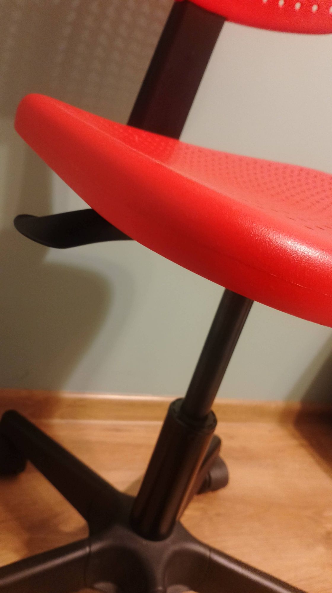 Krzesło obrotowe na kółkach czerwone Ikea