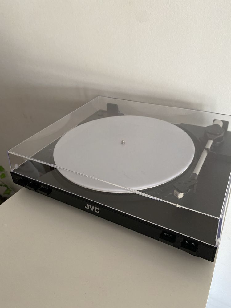 Gira-discos JVC AL-F50B com Slipmat