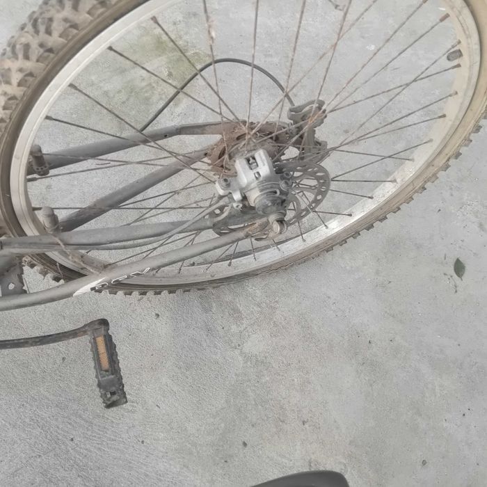 Vendo duas bicicletas para reparar ou peças uma nao tem uma roda