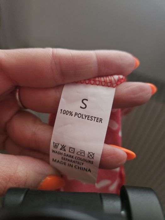 Czerwona sukienka w groszki